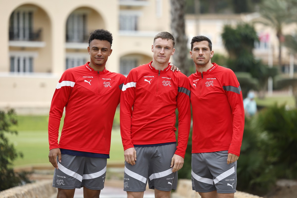 Dan Ndoye, Michel Aebischer und Remo Freuler posieren nach einer Medienkonferenz am Donnerstag, 21. Maerz 2024 in Cartagena, Spanien. Die Schweizer Fussball Nationalmannschaft befindet sich vom 18.3.2 ...