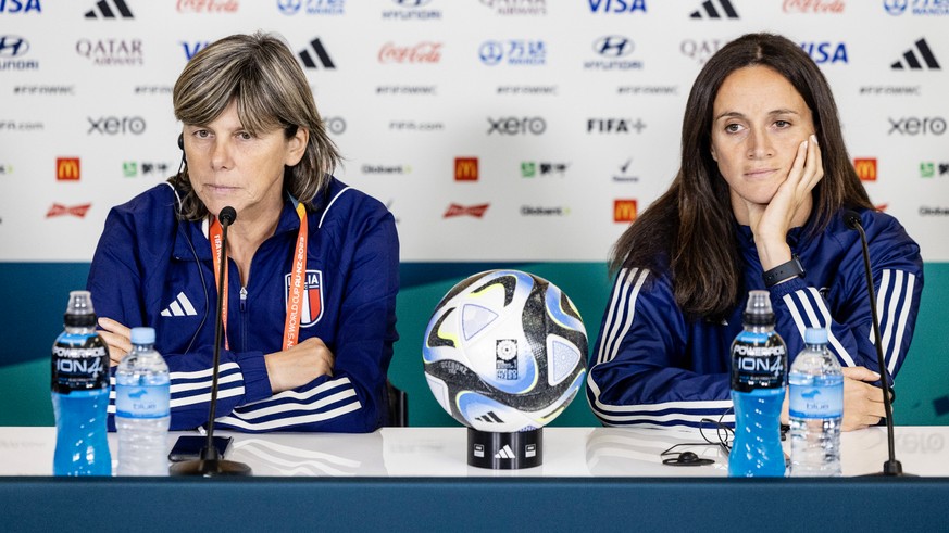 WELLINGTON 20230728 Italiens förbundskapten Milena Bertolini och Barbara Bonansea pa fredagens presskonferens med det italienska landslaget under fotbolls-VM i Wellington, Nya Zeeland. Wellington NYA  ...