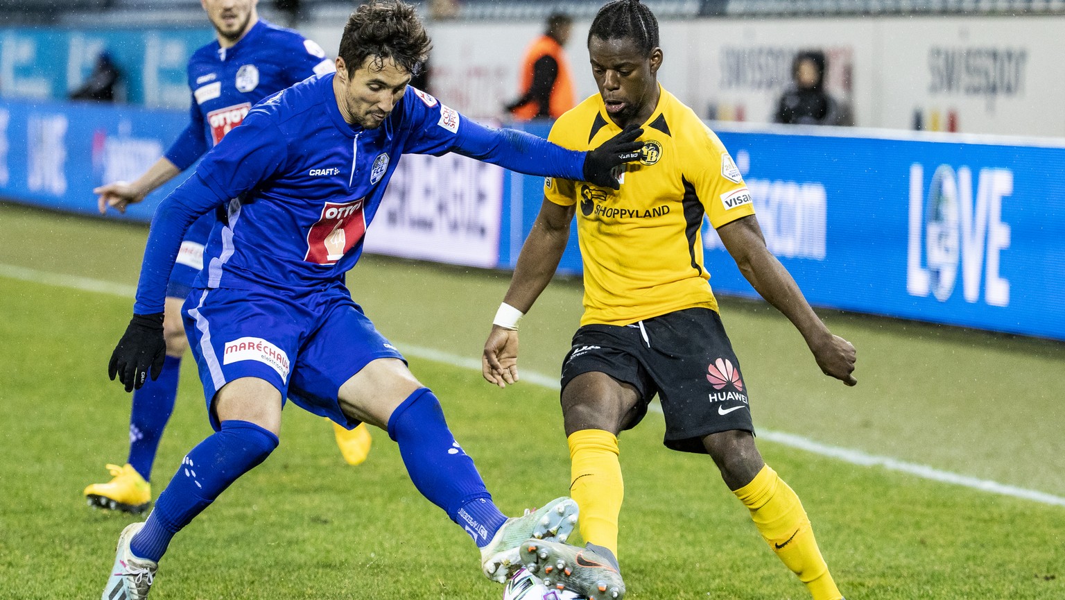 Luzerns Ryder Matos, links, gegen YBs Jordan Lotomba, rechts, im Fussball Meisterschaftsspiel der Super League zwischen dem FC Luzern und den BSC Young Boys, in der Swisspor Arena in Luzern, am Samsta ...