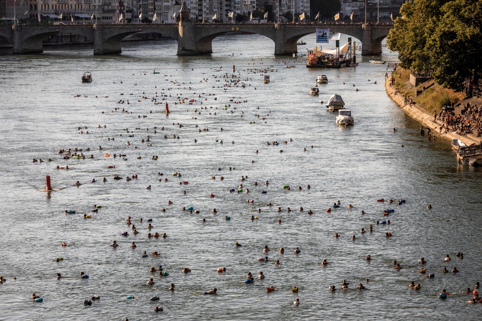 Rheinschwimmen: Am offiziellen 44. Basler Rheinschwimmen schwammen am Dienstag über 4500 Menschen den Rhein hinunter. Vereinzelt kam es zu Zwischenfällen, 2024