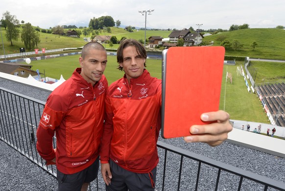 Yann Sommer starrt auf sein Ipad während Gökhan Inler über die Millionengagen in Leicester referiert.