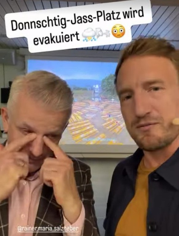 Salzgeber reibt sich die imaginären Tränen aus den Augen in Büssers Instagram-Post.