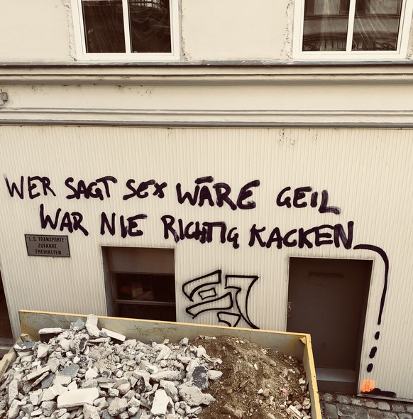 22 WCs mit grossartiger Aussicht, auf denen du mal kacken solltest
Wow - tolle stille Örtchen. Da bekommt folgender Spruch eine ganz neue Bedeutung (letzte Woch in Wien gefunden)