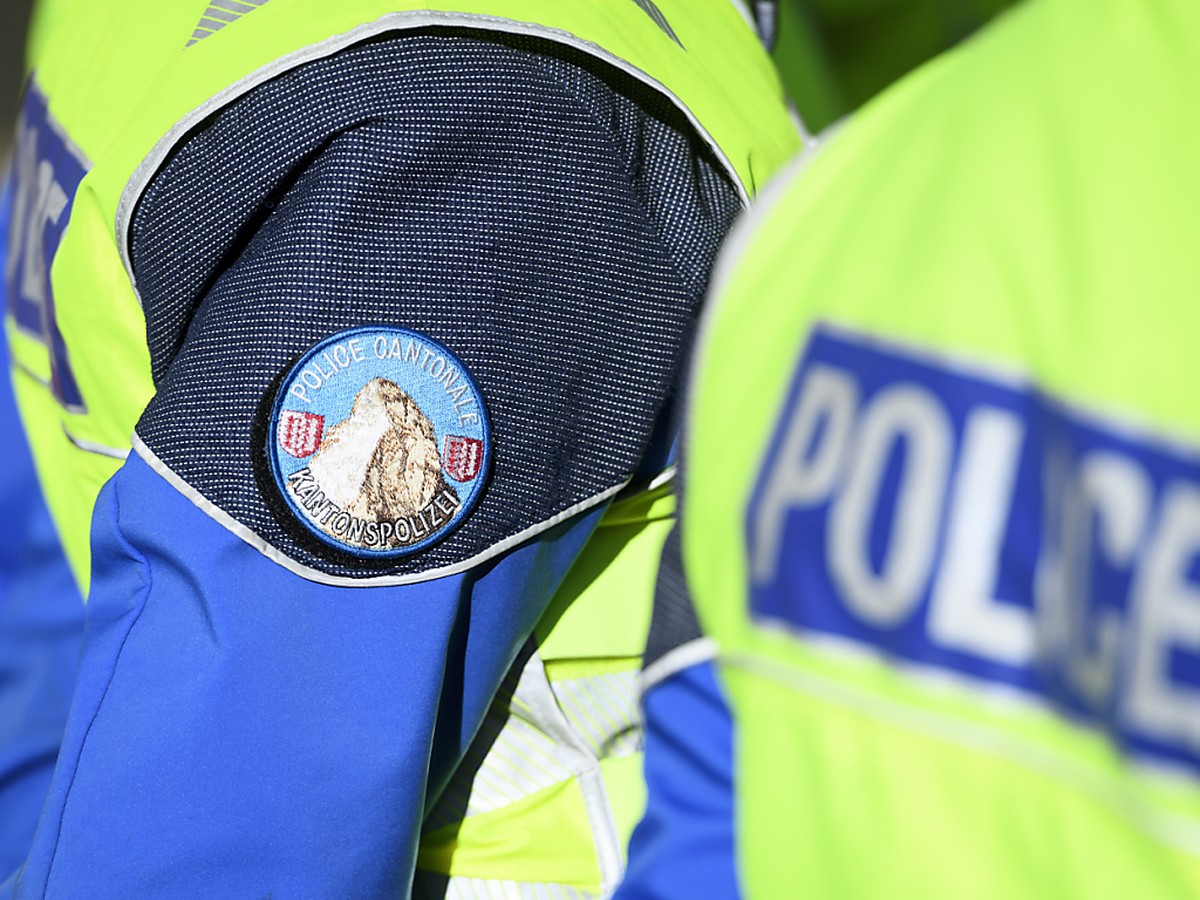 La police valaisanne recherche l'individu qui a menacé le personnel du guichet de la gare de Martigny et s'est emparé du butin (Image d'illustration).