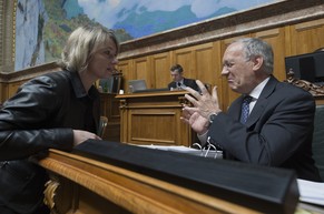 Nationalrätin Elisabeth Schneider Schneiter und Bundesrat Johann Schneider-Ammann unterhalten sich.&nbsp;