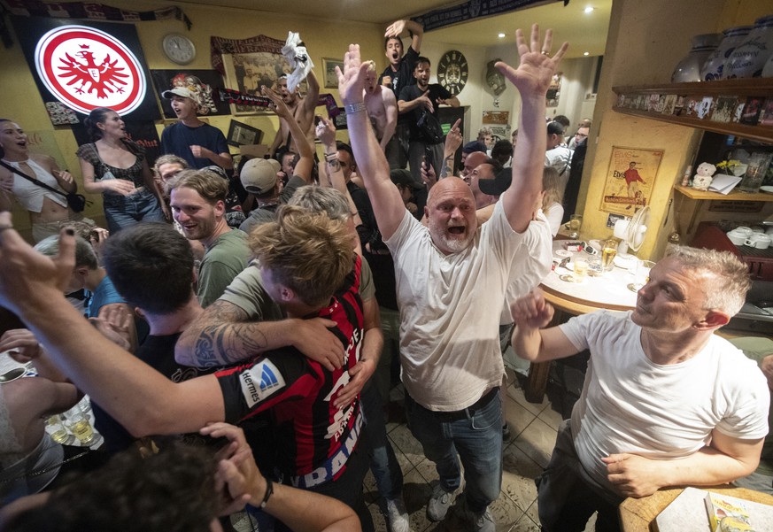 Fans of Eintracht Frankfurt celebrate their team&#039;s victory against the Glasgow Rangers in the Europa League final soccer match at the &quot;Moseleck&quot; scene pub, in Frankfurt/Main, Germany, W ...