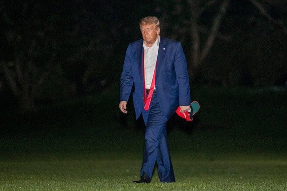 Wie Donald Trump zum Polit-Dinosaurier wurde
Ich glaube zu diesem Bild, von seiner Ankunft in Washington nach seinem Tulsa-Reinfall, muss man nicht mehr viel sagen: