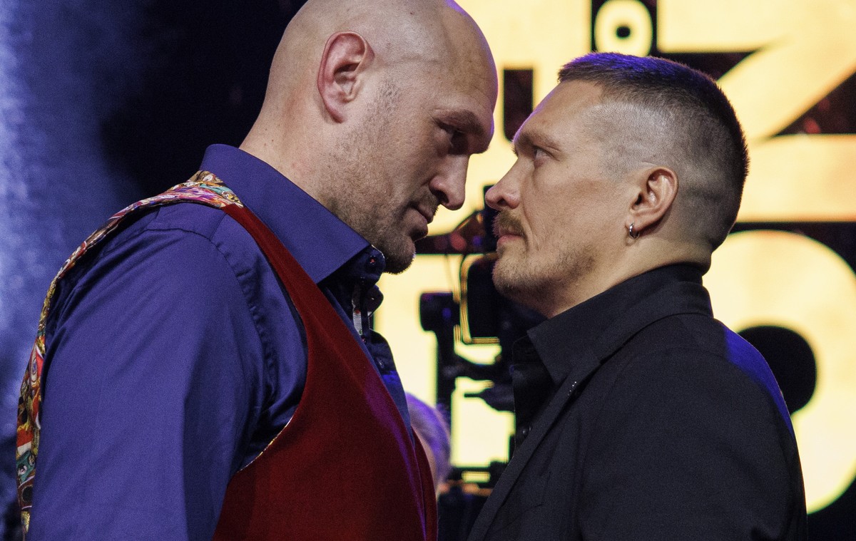 epa10979259 British boxer Tyson Fury (L) and Ukrainian boxer Oleksandr Usyk (R) face each other during a press conference ahead of ?Tyson Fury vs Oleksandr Usyk? boxing match, in London, Britain, 16 N ...
