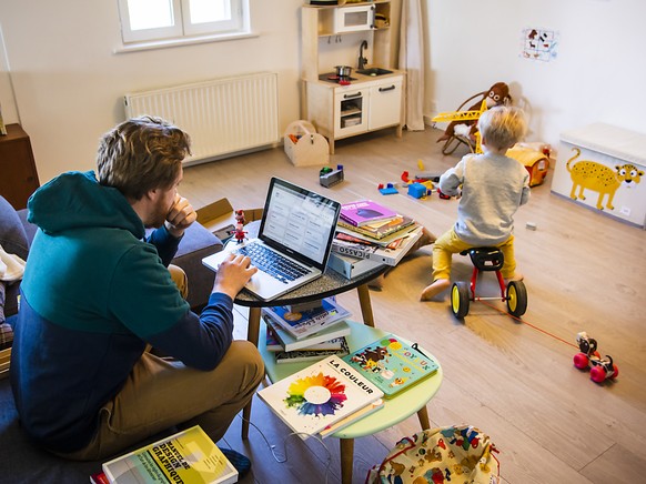 Arbeiten mit l�rmenden Kindern - die Doppelbelastung im Homeoffice war f�r Frauen noch gr�sser als f�r M�nner. (Symbolbild)