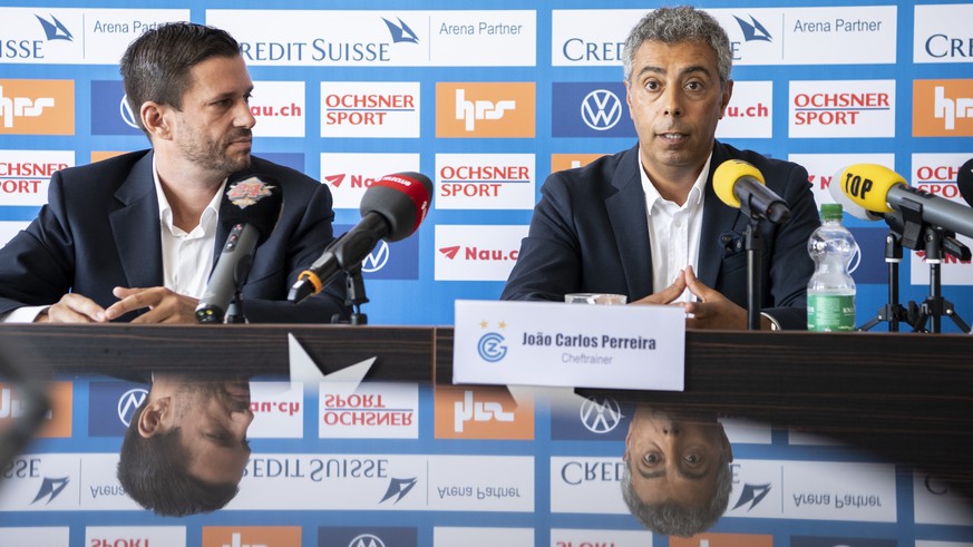 GC Trainer Joao Carlos Pereira, rechts, spricht neben Mediensprecher Adrian Fetscherin an der Medienkonferenz ueber den Ausblick auf die anstehenden Aufgaben, aufgenommen am Donnerstag, 6. August 2020 ...