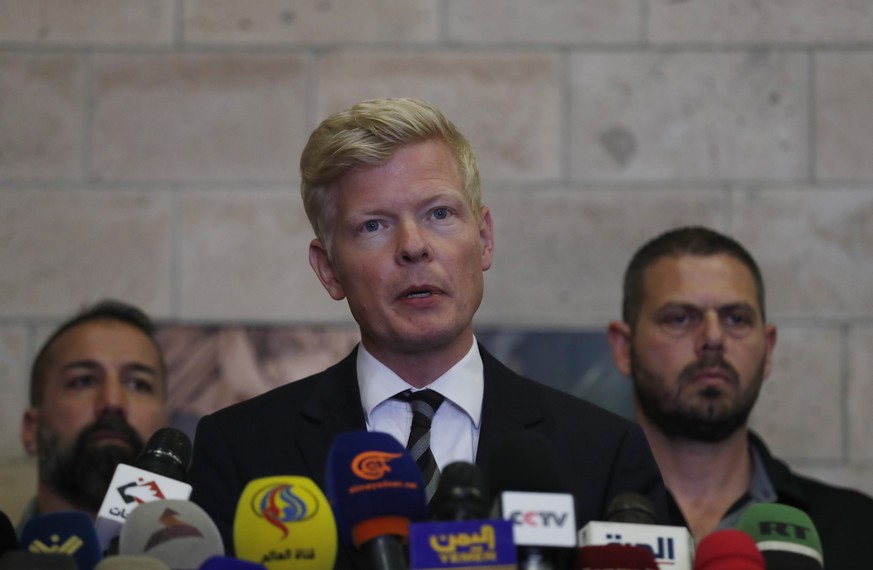 epa10002016 UN special envoy for Yemen Hans Grundberg speaks to reporters upon his arrival at Sana&#039;a Airport, in Sana&#039;a, Yemen, 08 June 2022. UN special envoy for Yemen Hans Grundberg is vis ...