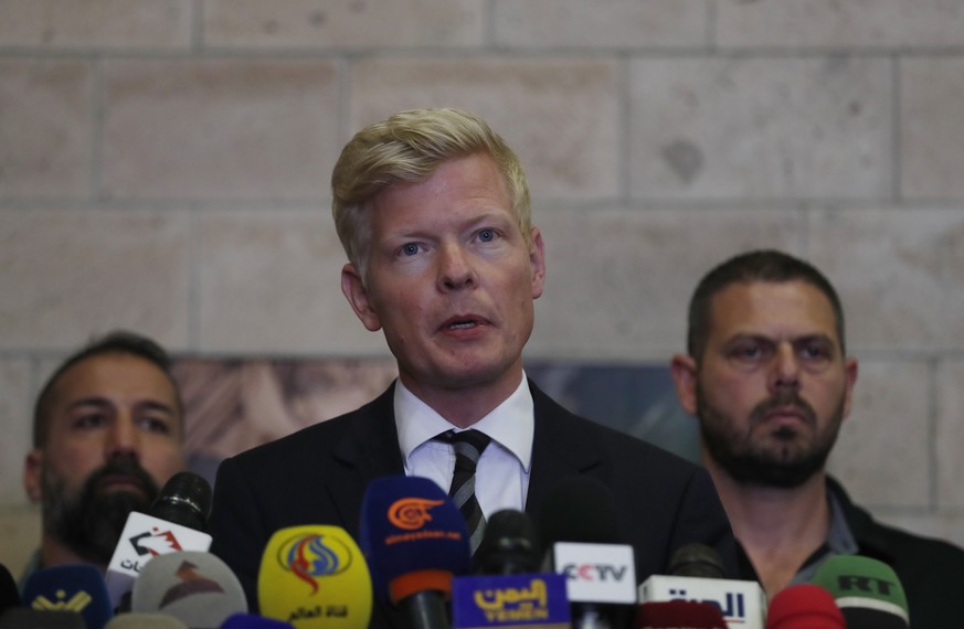 epa10002016 UN special envoy for Yemen Hans Grundberg speaks to reporters upon his arrival at Sana&#039;a Airport, in Sana&#039;a, Yemen, 08 June 2022. UN special envoy for Yemen Hans Grundberg is vis ...