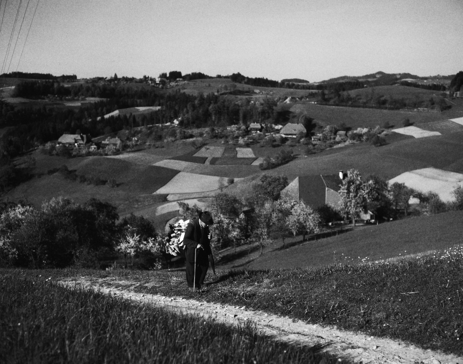 Auch in die entlegensten Ecken: Hausierer im Emmental, 1956.