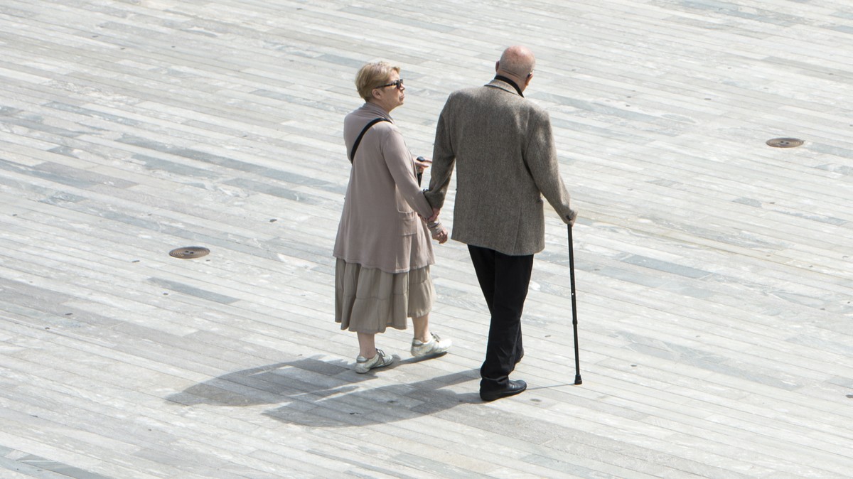 ARCHIV --- ZUM DER VOM BUNDESRAT GEPLANTEN EINSCHRAENKUNG DES PENSIONSKASSEN-VORBEZUGS STELLEN WIR IHNEN FOLGENDE BILDER ZUR VERFUEGUNG --- Ein Rentnerpaar passiert den Sechselaeutenplatz vor der Medi ...