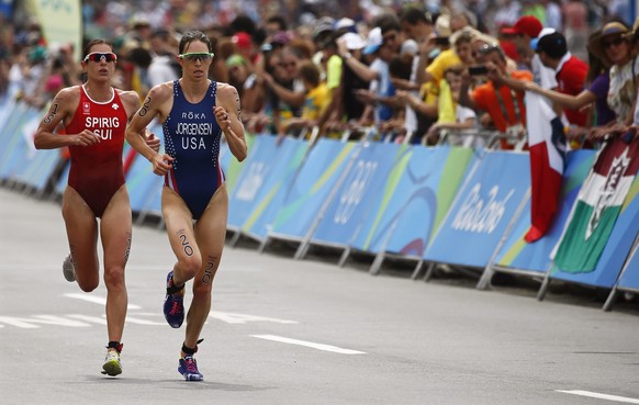epa05502733 Gwen Jorgensen (R) of the USA and Nicola Spirig (L) of Switzerland in action during the Marathon leg of the women&#039;s Triathlon race of the Rio 2016 Olympic Games at Fort Copacabana in  ...