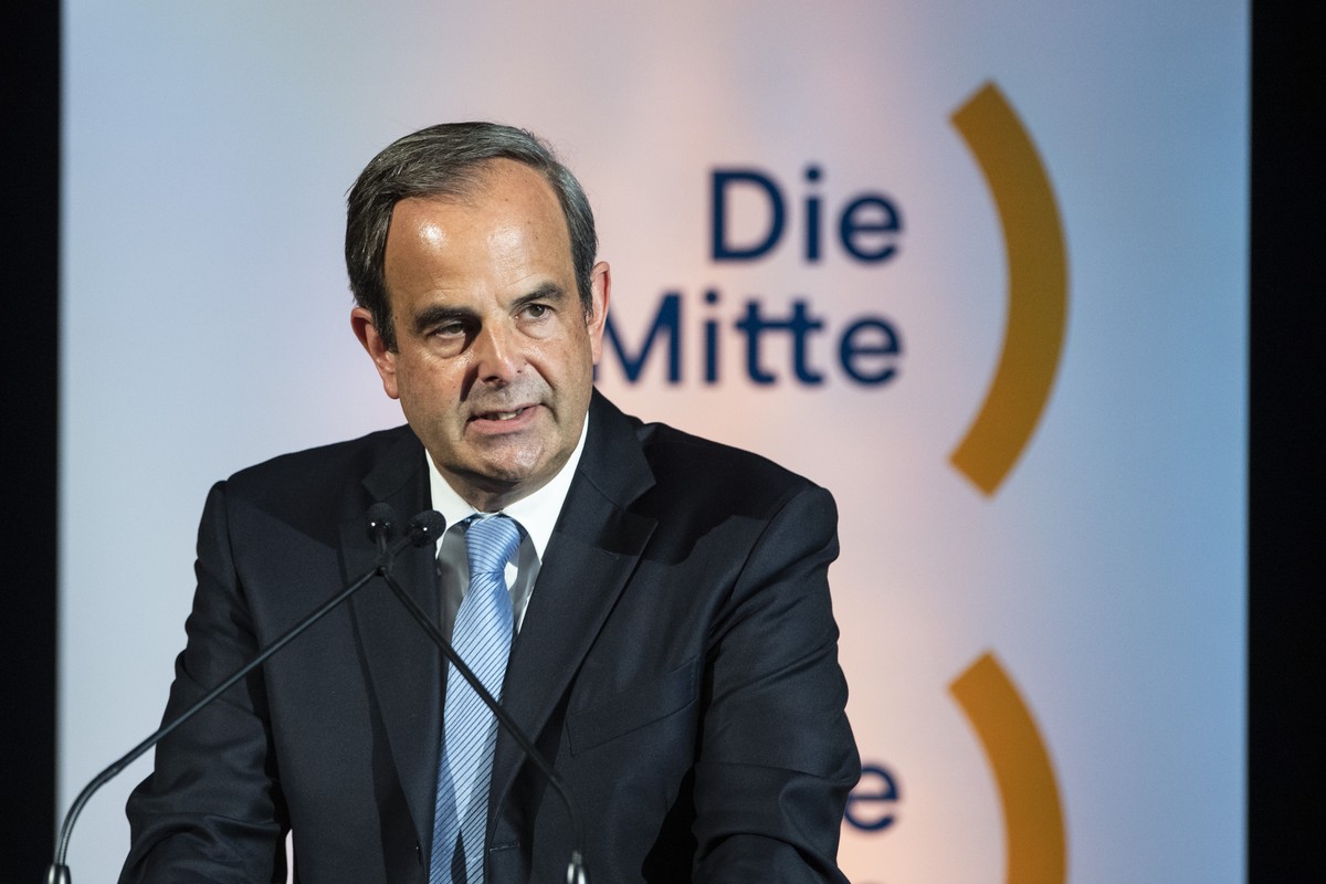 Der Parteipraesident der Mitte Partei Schweiz, Gerhard Pfister bei seiner Rede, anlaesslich des Sommerparteitag der Die Mitte Partei vom Samstag, 24. Juni 2023 in Sursee. (KEYSTONE/Urs Flueeler).