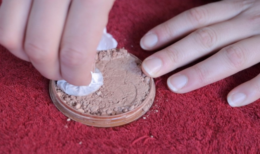 watson Lifehack: Dein Puder ist schon wieder kaputt? Kein Problem! Mit einem cleveren Trick wird er wieder wie neu
