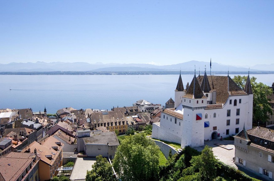 Blick ueber die Altstadt von Nyon, Kanton Waadt, mit dem Chateau de Nyon, auf den Genfersee, aufgenommen am 14. Juli 2007. Im Schloss befindet sich heute das historische Museum und das Porzellanmuseum ...