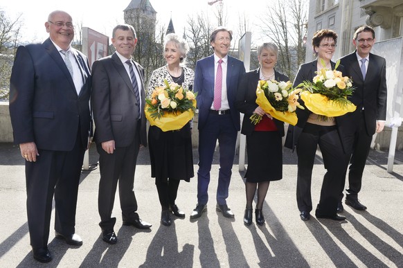 Der neue Zuercher Regierungsrat mit Markus Kaegi, (SVP), Ernst Stocker, (SVP), Carmen Walker Spaeh, (FDP),Thomas Heiniger (FDP), Jacqueline Fehr, (SP), Silvia Steiner (CVP) und Mario Fehr, (SP), nach  ...