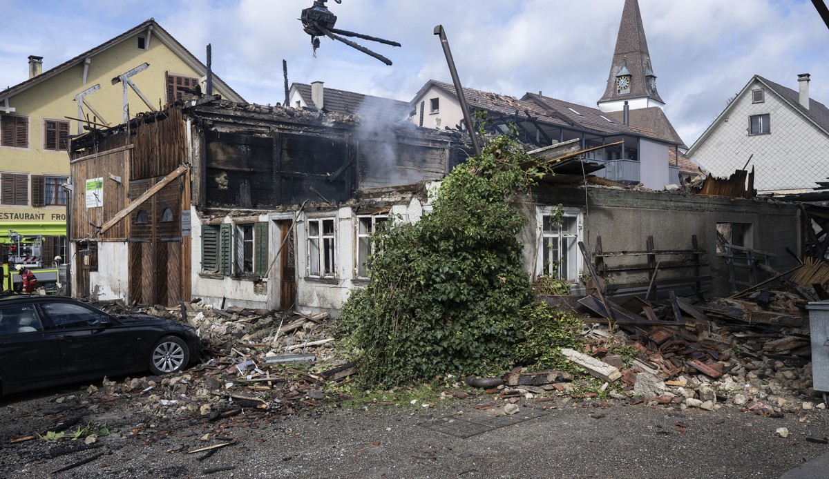 Feuerwehrmaenner helfen beim Brand am Samstag, 16. Maerz 2024 in Elgg. Mehrere Gebaeude sind im Dorfzentrum von Elgg ZH in der Nacht auf Samstag in Brand geraten. Mehrere Dutzend Personen mussten laut ...