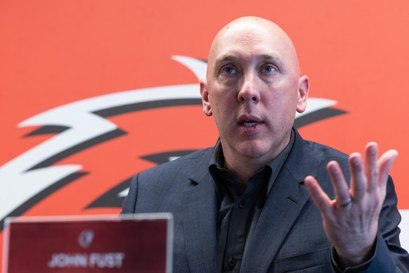 John Fust, directeur sportif du Lausanne Hockey Club, parle lors de la conference de presse de fin de saison, ce vendredi 3 mai 2024, a la Vaudoise arena a Prilly, Lausanne. (KEYSTONE/Pierre Albouy)