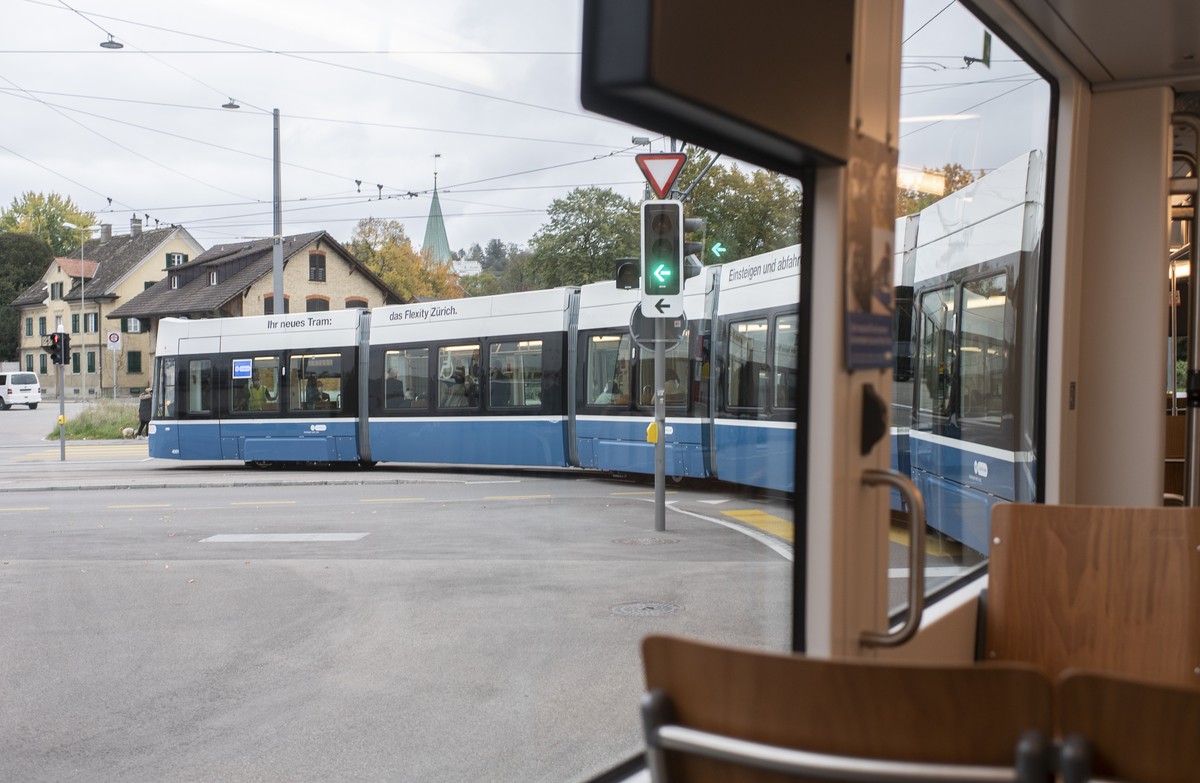 Das neue Tram "Flexity" rollt ueber die Tramschienen, aufgenommen am Donnerstag, 15. Oktober 2020 in Zuerich. (KEYSTONE/Ennio Leanza)
