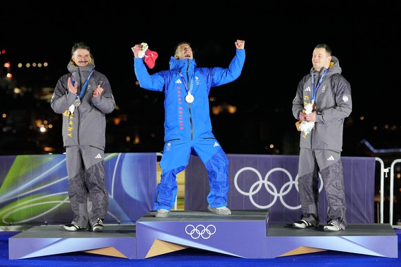 epa12736524 (L-R) Silver medalist Axel Jungk of Germany, gold medalist Matt Weston of Great Britain, and bronze medalist Christopher Grotheer of Germany celebrate on the podium during the medal ceremo ...