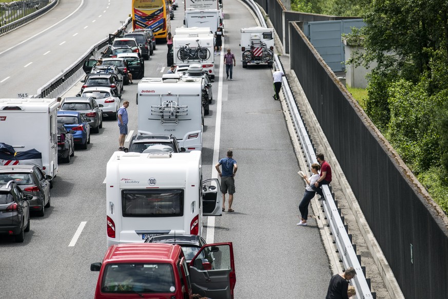 Stau vor dem Gotthard in Silenen Richtung Sueden, fotografiert am Samstag, 8. Juni 2019. (KEYSTONE/Alexandra Wey)