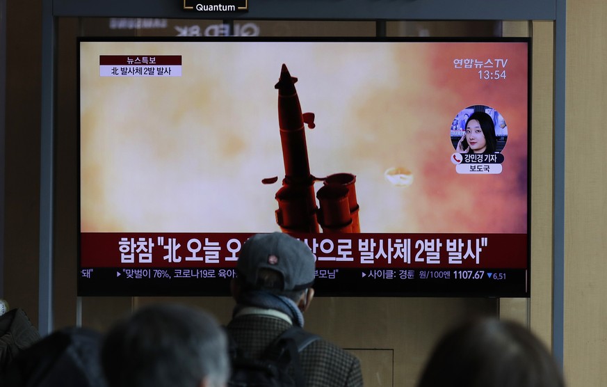 Südkoreaner verfolgen die Nachrichten über die abgefeuerten Projektile, Seoul.