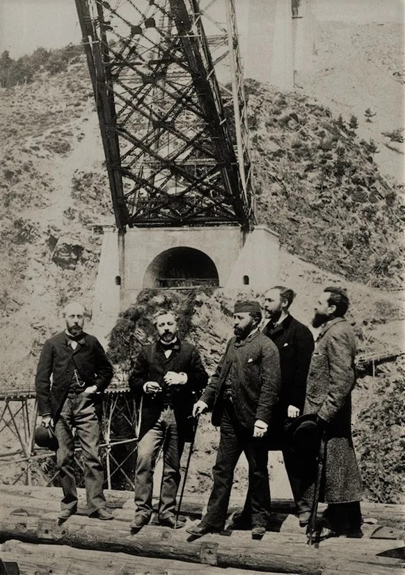 Maurice Koechlin (erster von links) und Gustave Eiffel (zweiter von links) unter dem Garabit-Viadukt.
https://de.wikipedia.org/wiki/Datei:Gustave_Eiffel_Garabit.jpg
