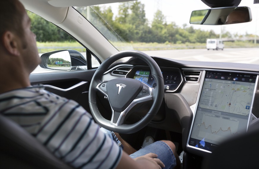 ARCHIV -- ZUM TAGESGESCHAEFT DER HERBSTSESSION AM DONNERSTAG, 27. SEPTEMBER 2018, STELLEN WIR IHNEN FOLGENDES THEMENBILD ZUR VERFUEGUNG -- A car driver uses the auto pilot system while driving a Tesla ...