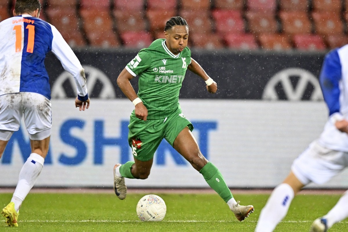 Yvderons Marley Ake beim Fussballspiel der Super League Grasshopper Club Zuerich gegen Yverdon Sport FC im Stadion Letzigrund in Zuerich am Samstag, 7. Dezember 2024. (KEYSTONE/Walter Bieri )