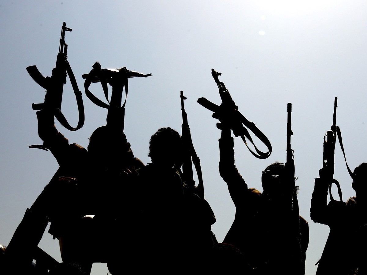epa05473319 Armed Yemenis, loyal to the Houthi rebels, brandish weapons during a gathering to mobilize more fighters, in Sana'a, Yemen, 11 August 2016. According to reports, the Saudi-led militar ...