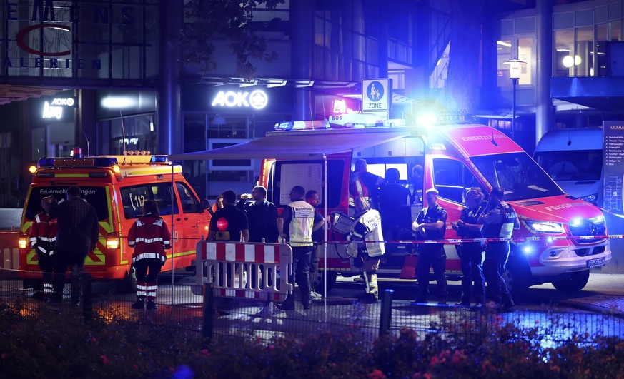 epaselect epa11562299 Emergency services after a knife attack during the city festival in a street in Solingen, Germany, 23 August 2024. According to the police, at around 9.45 pm a man stabbed passer ...