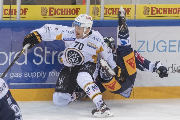 Matteo Romanenghi, links, von Lugano im Spiel gegen Lino Martschini, rechts, von Zug beim Eishockey Meisterschaftsspiel in der Qualifikation der National League zwischen dem EV Zug und dem HC Lugano v ...