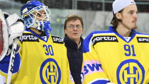 Goalie Joren Van Pottelberghe, Davos Cheftrainer Arno Del Curto und Goalie Gilles Senn, von links, nach dem Final des Swiss Ice Hockey Cups 2017/18 zwischen den Rapperswil-Jona Lakers und dem HC Davos ...