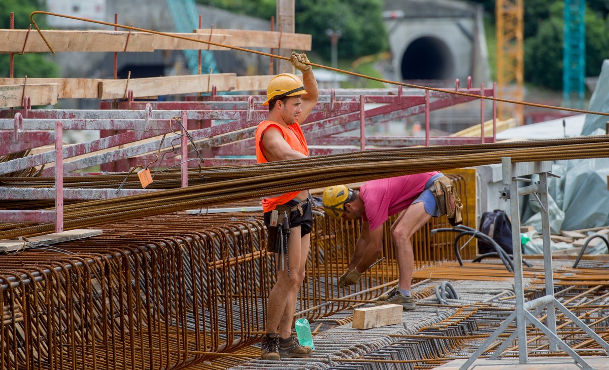 Bauarbeiter arbeiten auf der Baustelle am Nordportal Ceneri-Basistunnel in Camorina aufgenommen am 10. Juli 2014. Nach dem Gotthard-Basistunnel ist der Ceneri-Basistunnel das zweitgroesste Tunnelbaupr ...