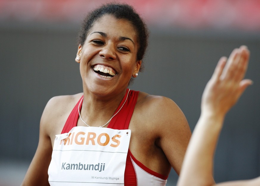 Mujinga Kambundji gewinnt das 100 Meter Rennen der Frauen an der Leichtathletik Schweizermeisterschaft im Zuercher Letzigrund Stadion am Samstag, 1. August 2009. (KEYSTONE/Steffen Schmidt)