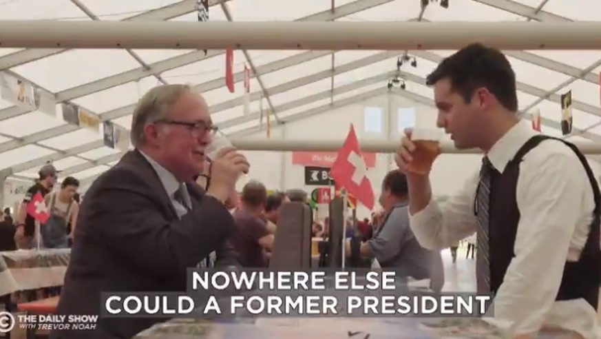 Samuel Schmid gönnt sich mit Reporter Michael Kosta ein Bier im Festzelt.