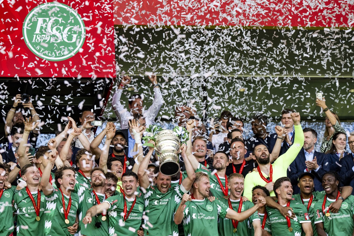 Die Spieler von St. Gallen feiern mit dem Pokal, im Schweizer Fussball Cup Final zwischen dem FC Stade Lausanne-Ouchy und FC St. Gallen, am Sonntag, 24. Mai 2026, im Stadion Wankdorf in Bern. (KEYSTON ...