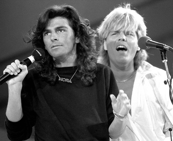 Ein Archivbild von 1985 zeigt das Deutsche Pop-Duo Modern Talking mit Dieter Bohlen, rechts, und Thomas Anders. Dieter Bohlen nimmt offenbar Ruecksicht auf auf seinen Modern-Talking-Partner Thomas And ...