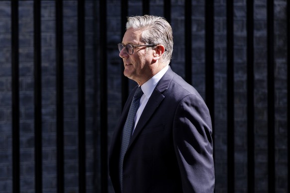 epa12299659 British Prime Minister Keir Starmer walks back after meeting with Ukrainian President Volodymyr Zelensky at 10 Downing Street in London, Britain, 14 August 2025. Zelensky is in London to m ...
