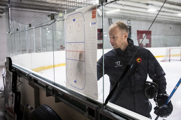 SCB Trainer Johan Lundskog macht Notizen vor einem Eistraining, am Freitag, 25. Juni 2021, in der PostFinance Arena in Bern. (KEYSTONE/Peter Klaunzer)