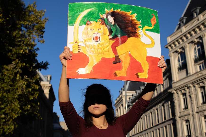News Themen der Woche KW40 News Bilder des Tages Demonstration To Support The Iranian Women A demonstration to support the Iranian women and protesters in Iran at Republic Square Paris, France, on oct ...