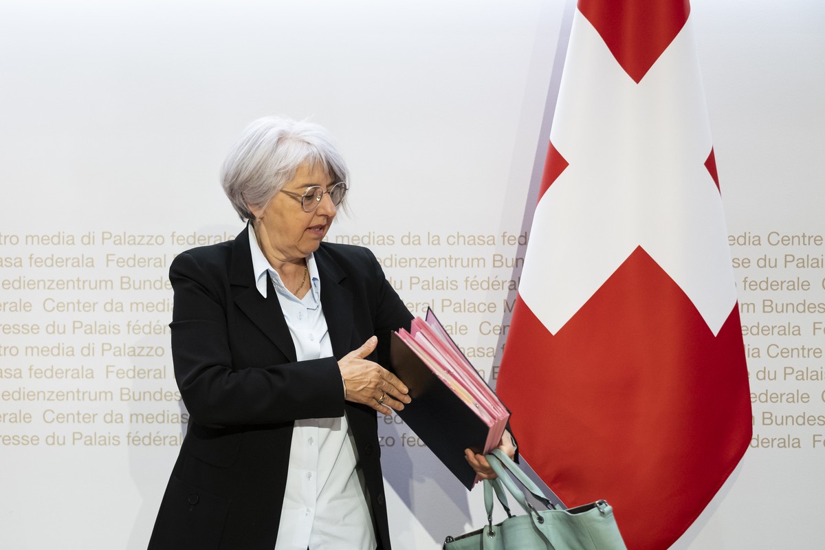 KEYPIX - Bundesraetin Elisabeth Baume-Schneider verlaesst einer Medienkonferenz zur Stossrichtung fuer die naechste AHV-Reform (AHV2030), am Donnerstag, 15. Mai 2025, im Medienzentrum Bundeshaus in Be ...