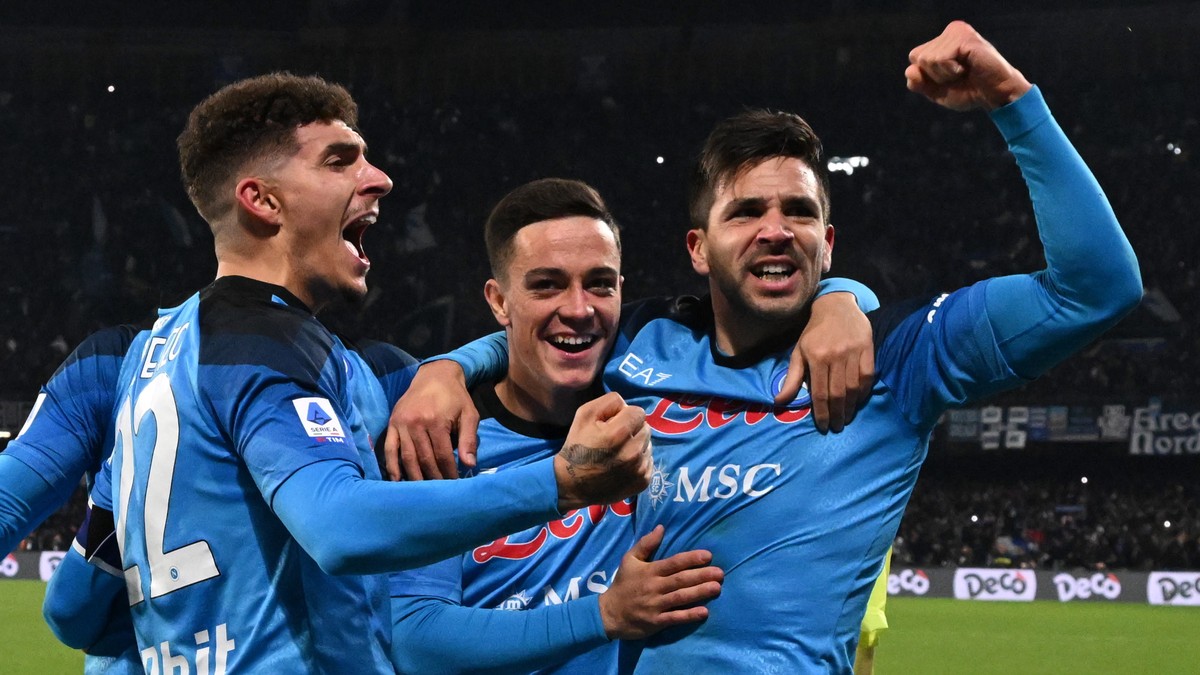 epa10439302 Napoli's foreward Giovanni Simeone (R) jubilates with his teammate after scoring the 2-1 lead during the Italian Serie A soccer match SSC Napoli vs AS Roma at ' Diego Armando Mar ...