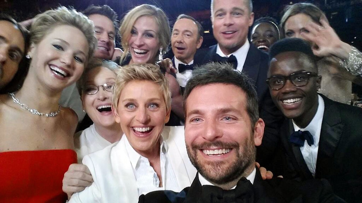 JAHRESRUECKBLICK 2014 – PEOPLE – This image released by Ellen DeGeneres shows actors, front row from left, Jared Leto, Jennifer Lawrence, Meryl Streep, Ellen DeGeneres, Bradley Cooper, Peter Nyong ...