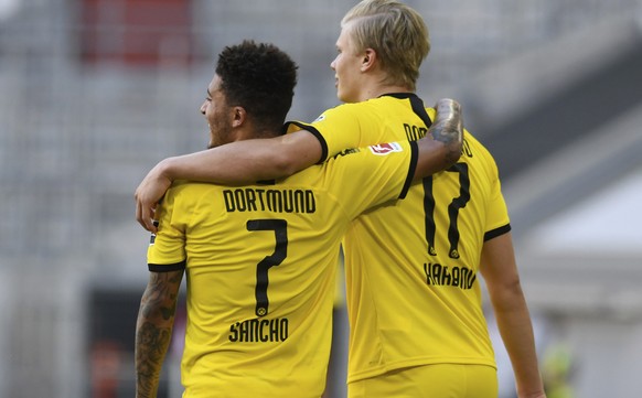 Dortmund&#039;s Erling Haaland, right, celebrates the opening goal with his team mate Jadon Sancho during the German Bundesliga soccer match between Fortuna Duesseldorf and Borussia Dortmund in Duesse ...