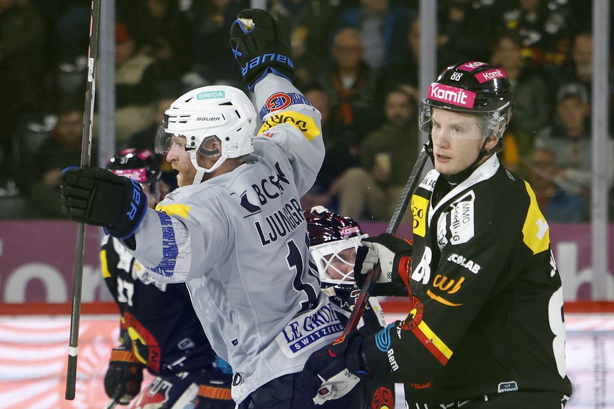 Daniel Ljunggren (HCFG), Mitte, jubelt nach seinem Tor zum 0-1 im Eishockey Meisterschaftsspiel der National League zwischen dem SC Bern und dem HC Fribourg Gotteron, am Dienstag, 30. September 2025 i ...