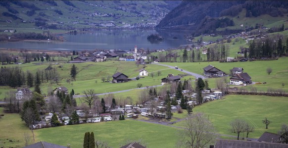 Anlass für die Initiative ist der geplante Bau eines Ausschaffungszentrums des Bundes auf dem Campingplatz Buosingen in Arth SZ.
